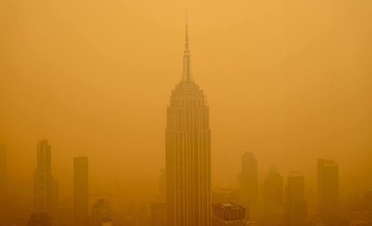 Entenda a névoa alaranjada que encobre Nova York (David Dee Delgado/Getty Images via AFP)